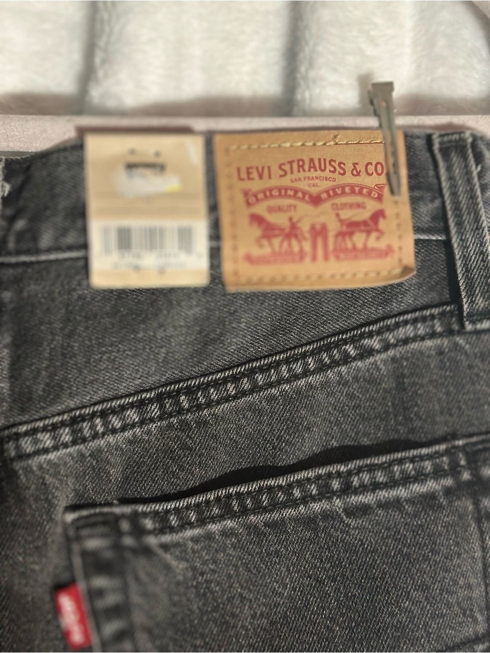 Levi’s Denim Skirt w/side slit Size 26 (NWT) - Picture 4 of 5